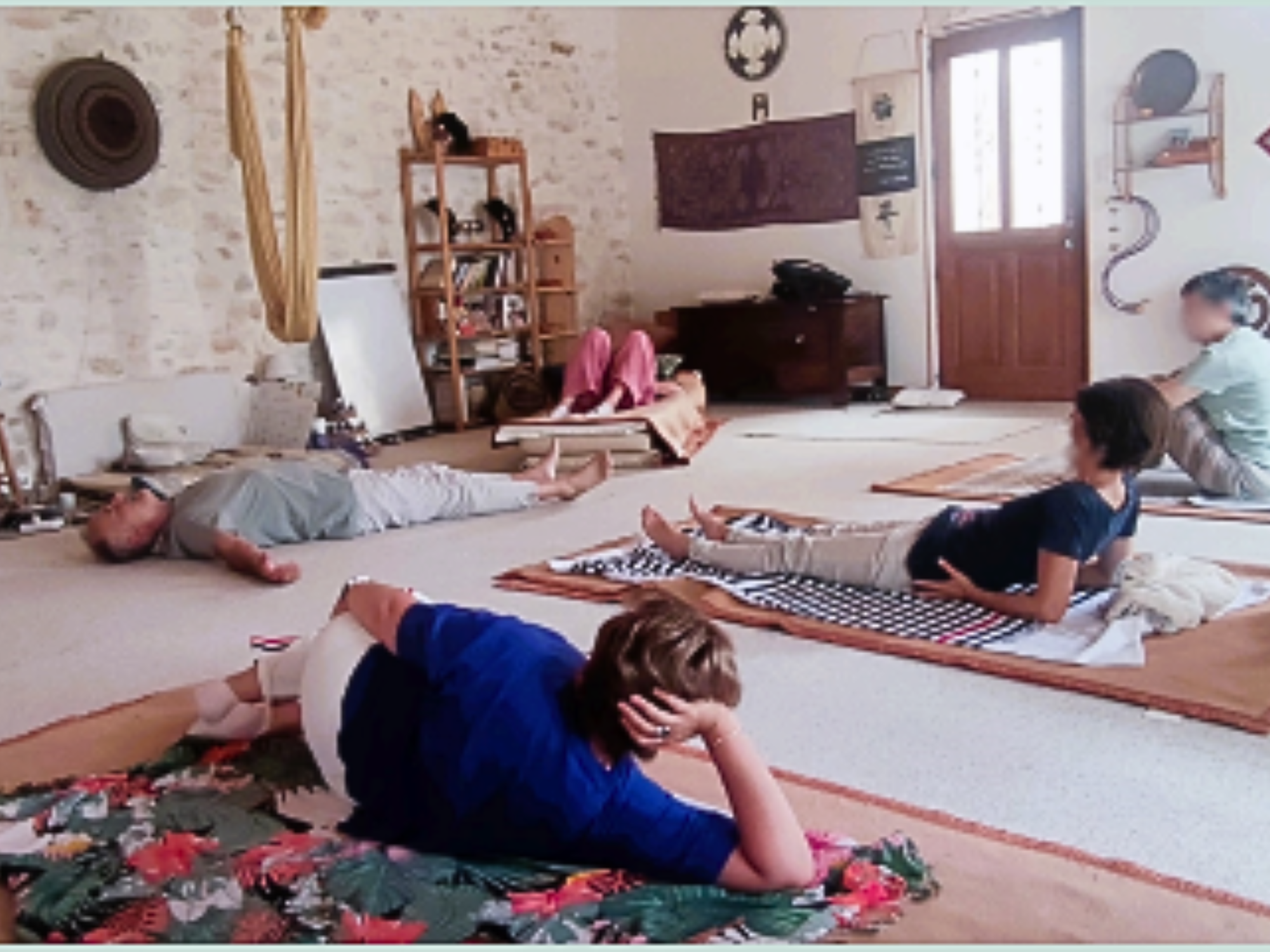 Participants installés au sol pendant un atelier de relaxation